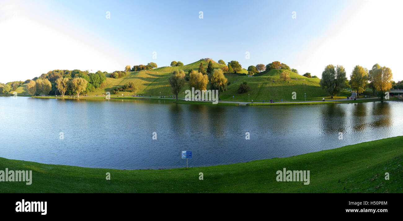 Monaco di Baviera Olympia parco Torre della TV nella soleggiata cielo blu Germania Europa Foto Stock