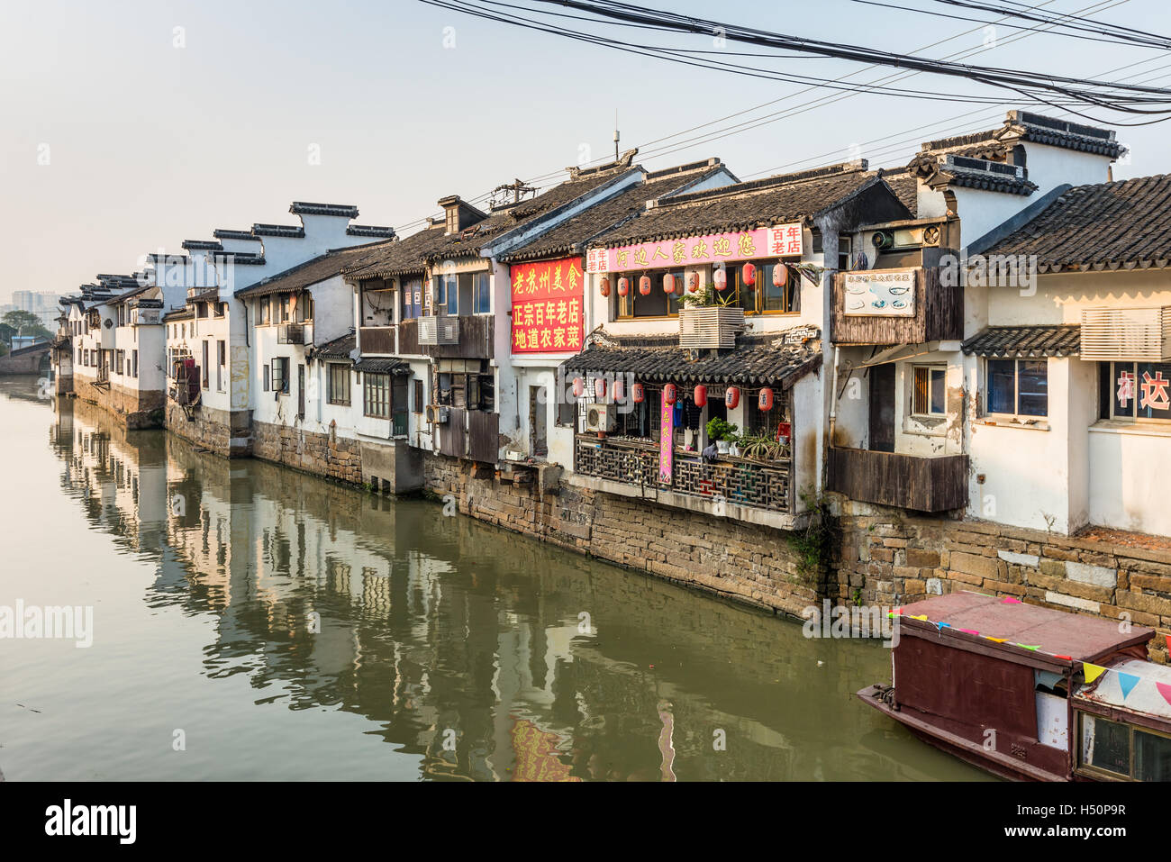 Suzhou città vecchia canal e case popolari a Suzhou, Jiangsu, Cina Foto Stock