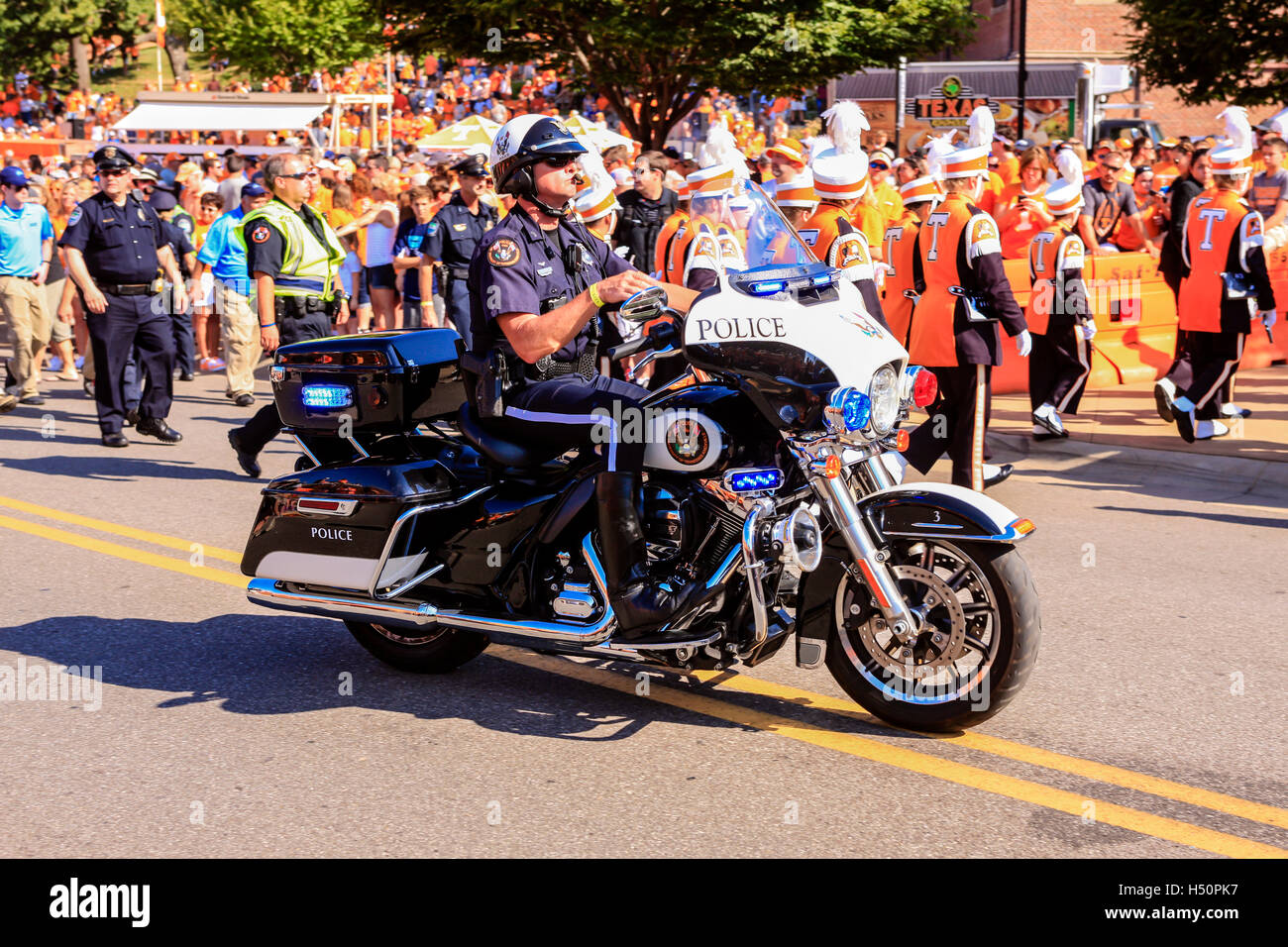 Polizia moto escort per l'orgoglio del Southland University of Tennessee Marching Band a Neyland Stadium, Knoxville, TN Foto Stock