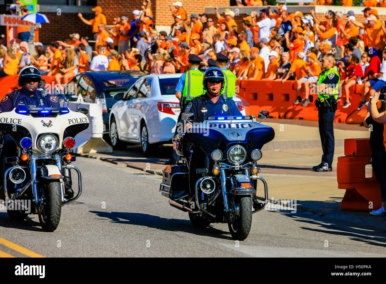 Polizia moto escort per l'orgoglio del Southland University of Tennessee Marching Band a Neyland Stadium, Knoxville, TN Foto Stock