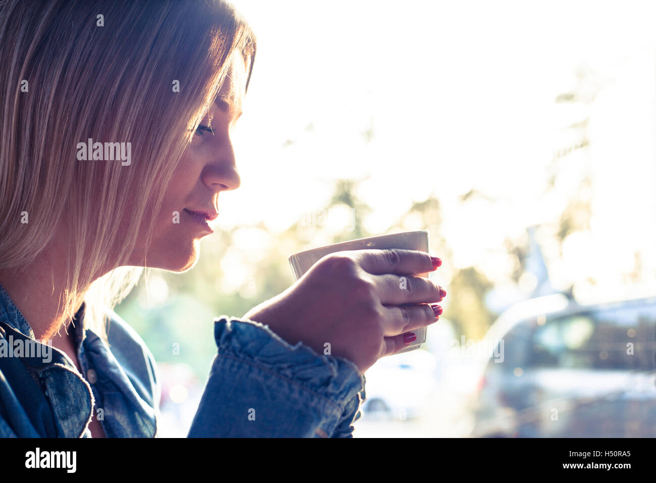 Ritratto di giovane donna di bere caffé Foto Stock