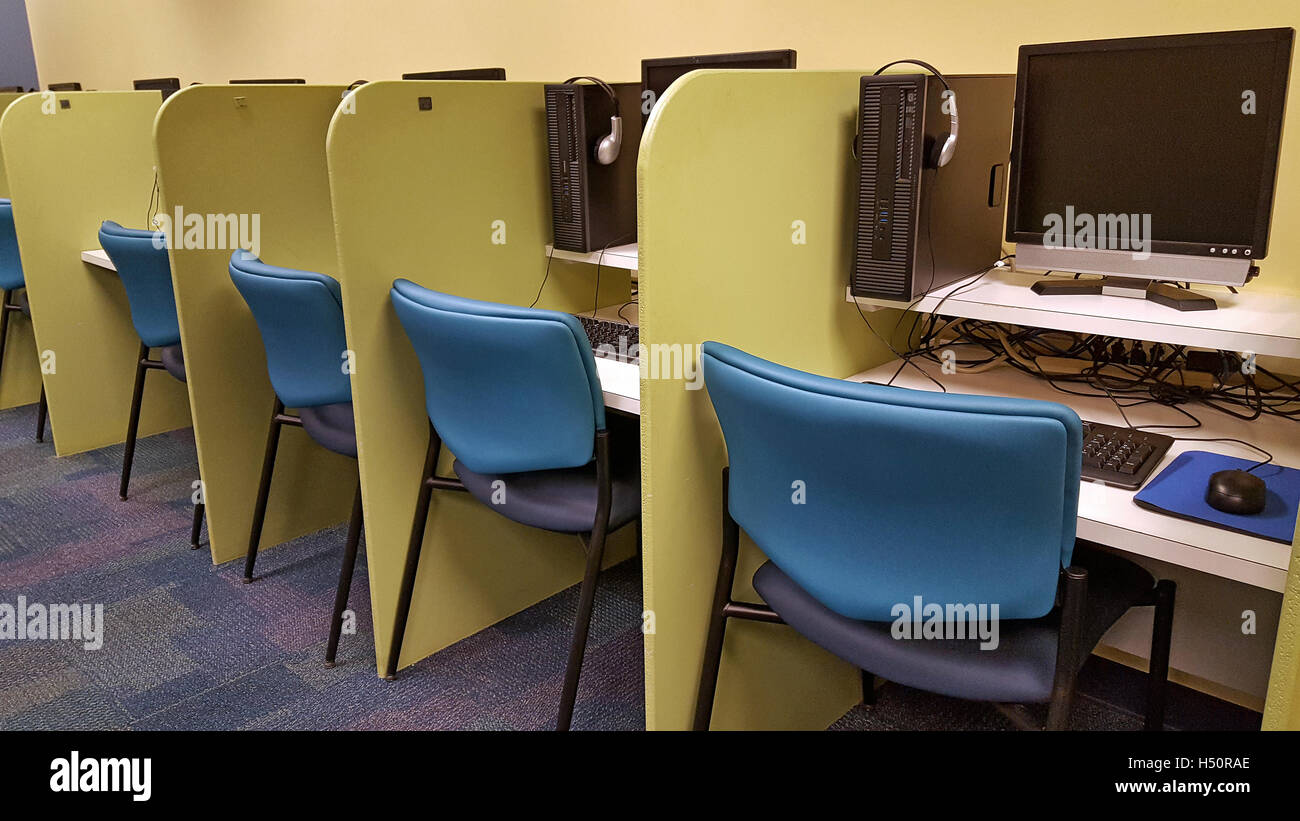 Fila di cubicoli con computer in aula scolastica Foto Stock