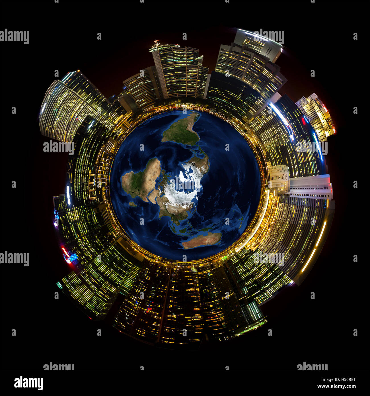 Città luminosa luci sul pianeta in miniatura illustra la nozione del crescente utilizzo di energia sulla nostra terra del restringimento di risorse. La Giornata della Terra Foto Stock