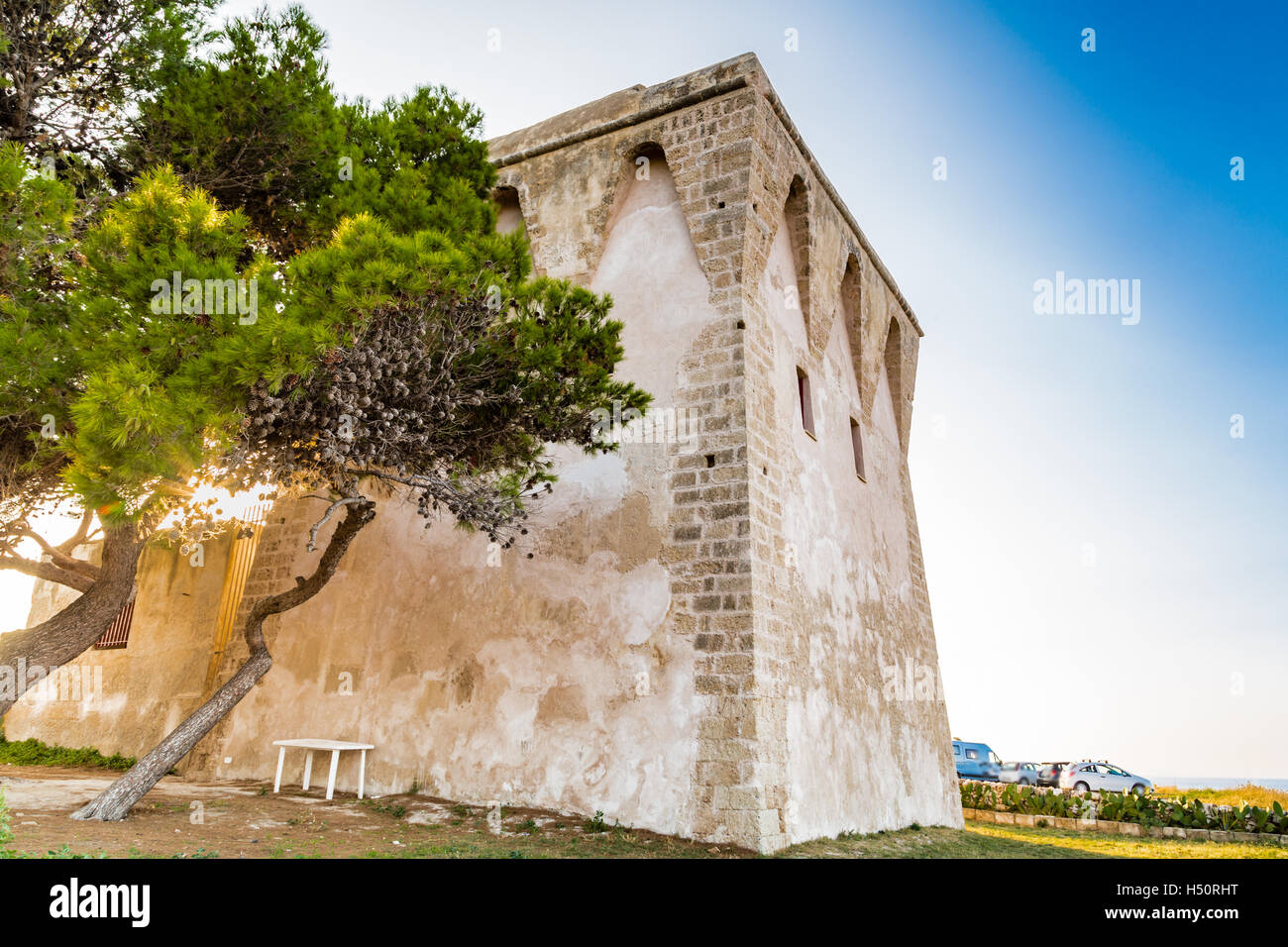 Torre sulla costa di Polignano in Puglia in Italia Foto Stock