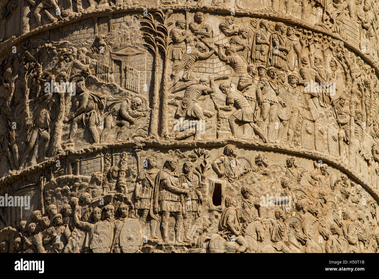 Dettagli architettonici del Marco Aurelio colonna in Piazza Colonna a Roma, Italia Foto Stock