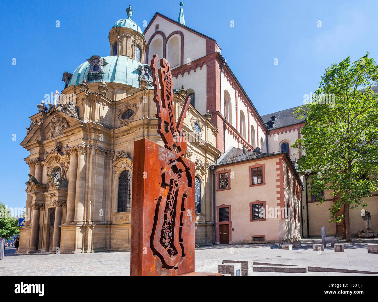 'Resurrection e discesa' scultura in acciaio della Cattedrale di Würzburg Musum a Kilian Square Foto Stock