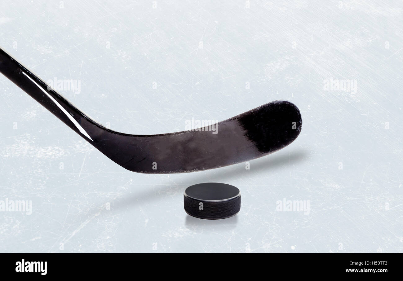 Mazza da hockey e puck su ghiaccio con copia spazio. Foto Stock