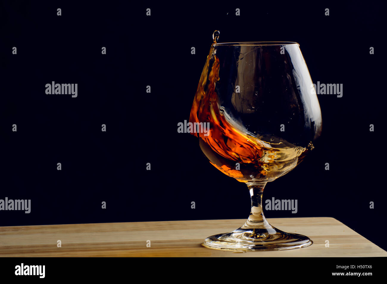 Cristallo di Boemia del cognac su un tavolo di legno Foto Stock