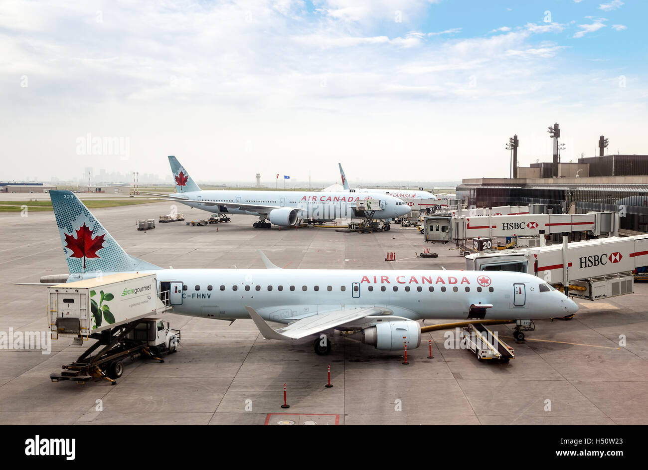 CALGARY, Canada - 18 Luglio: Air Canada piani commerciali sull'asfalto dell'Aeroporto Internazionale di Calgary Luglio 18, 2014. Foto Stock