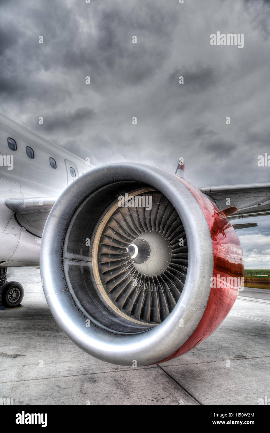 Rendering HDR di un motore aereo sulla pista di un aeroporto. Orientamento verticale con copia spazio. Foto Stock