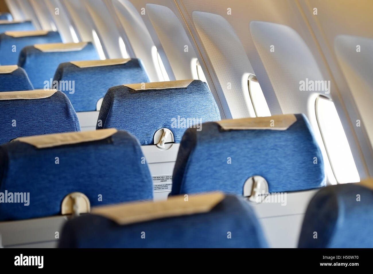 Aeroplano blu posti vuoti con nuovi poggiatesta copre Foto Stock