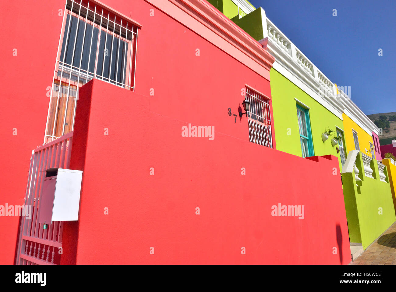 Bo-Kaap Distretto Cape-tradizionalmente una zona multiculturale noto per le sue colorate case e ciottoli lapidato strade Cape Town, Sud Africa Foto Stock