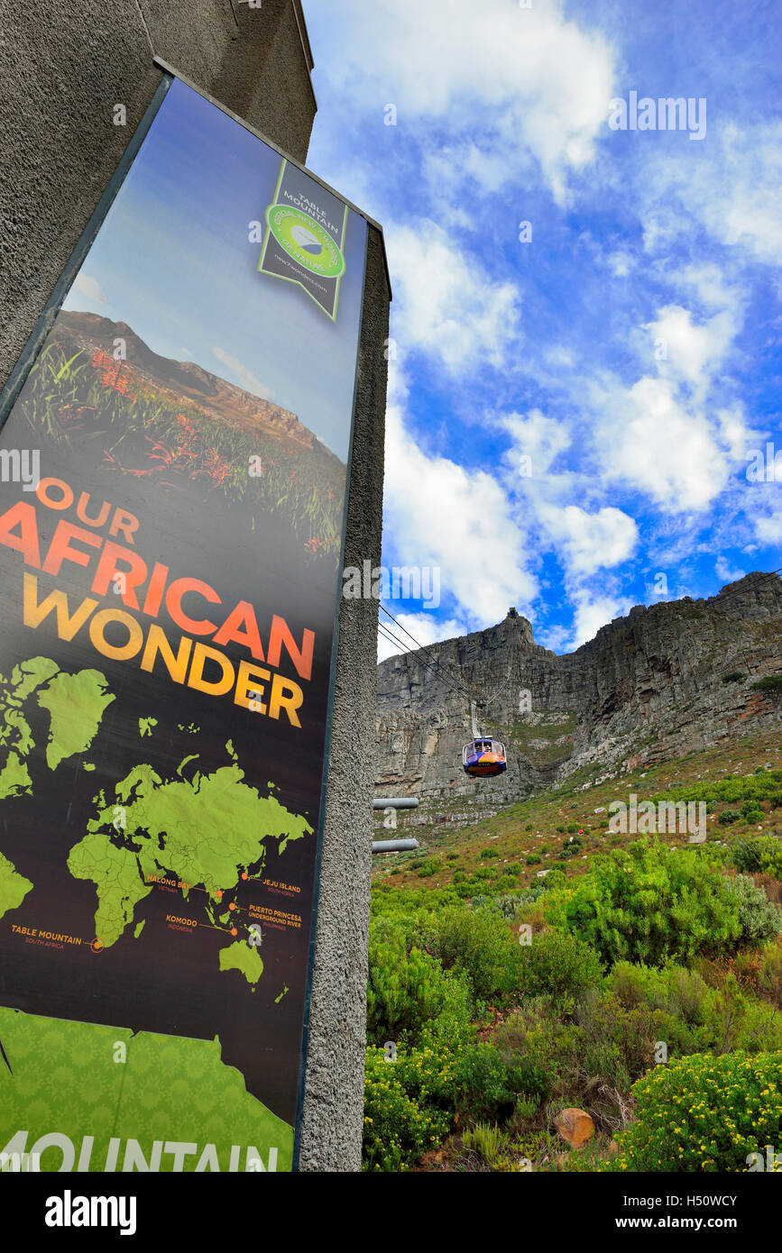 Cartello 'Our African Wonder' in fondo a Table Mountain vicino alla stazione della funivia di Table Mountain, Città del Capo, Sud Africa Foto Stock