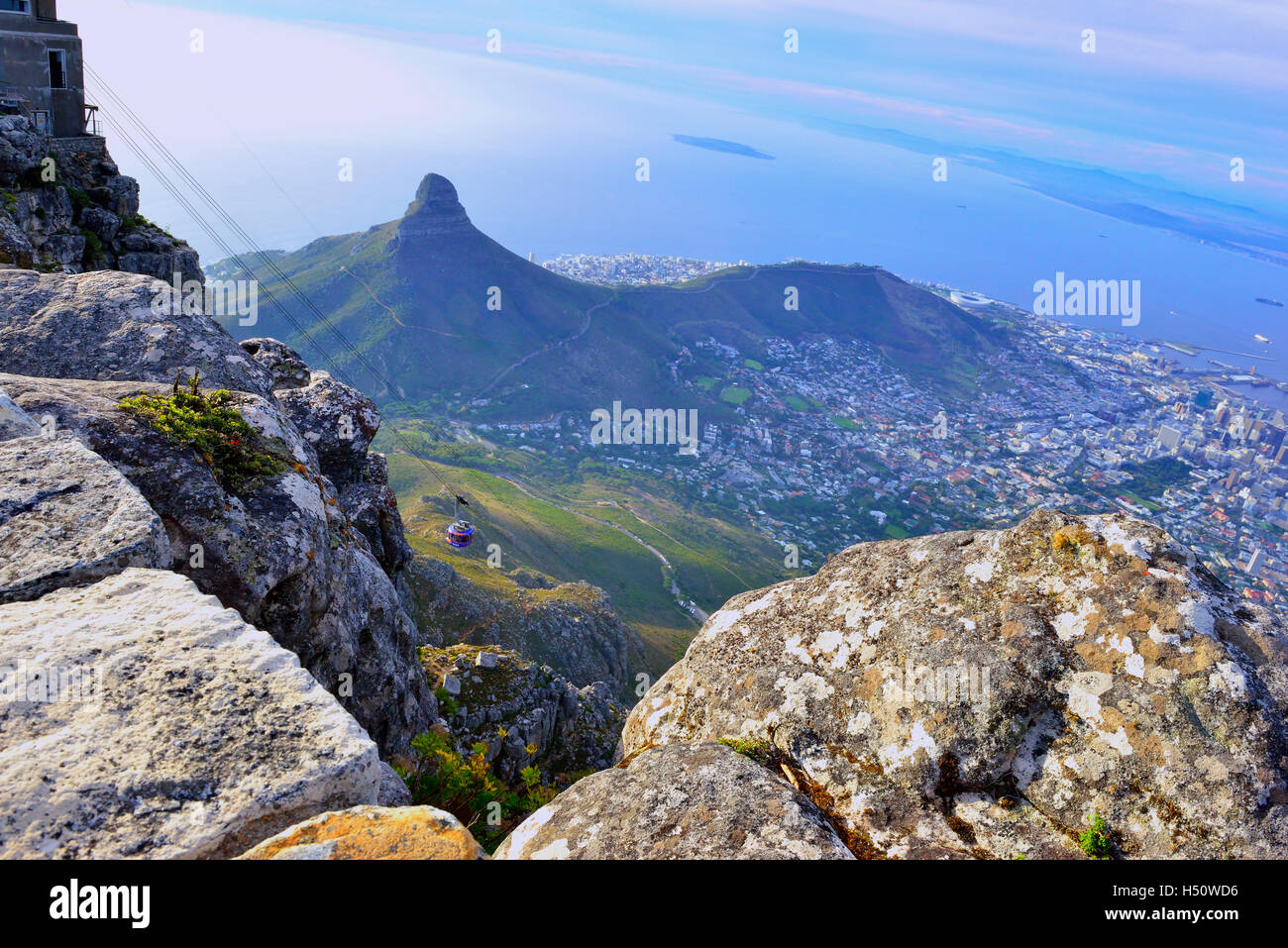 Vista dalla cima di Table Mountain vicino alla funivia, Città del Capo, Sud Africa Foto Stock