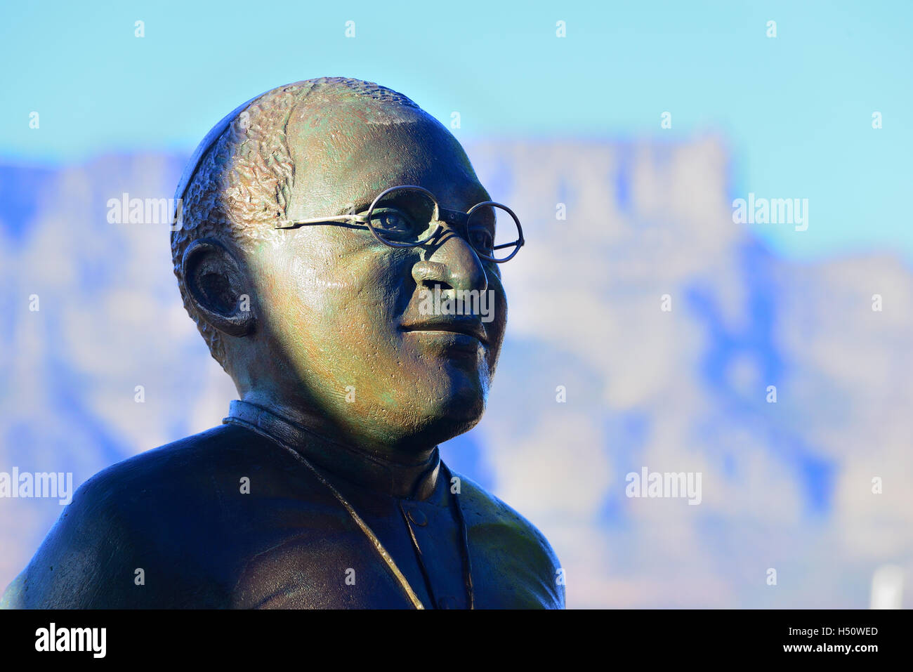 Desmond Tutu tra le quattro sculture dei premi Nobel per la pace in Piazza Nobel con Table Mountain Behind, Città del Capo, Sud Africa Foto Stock