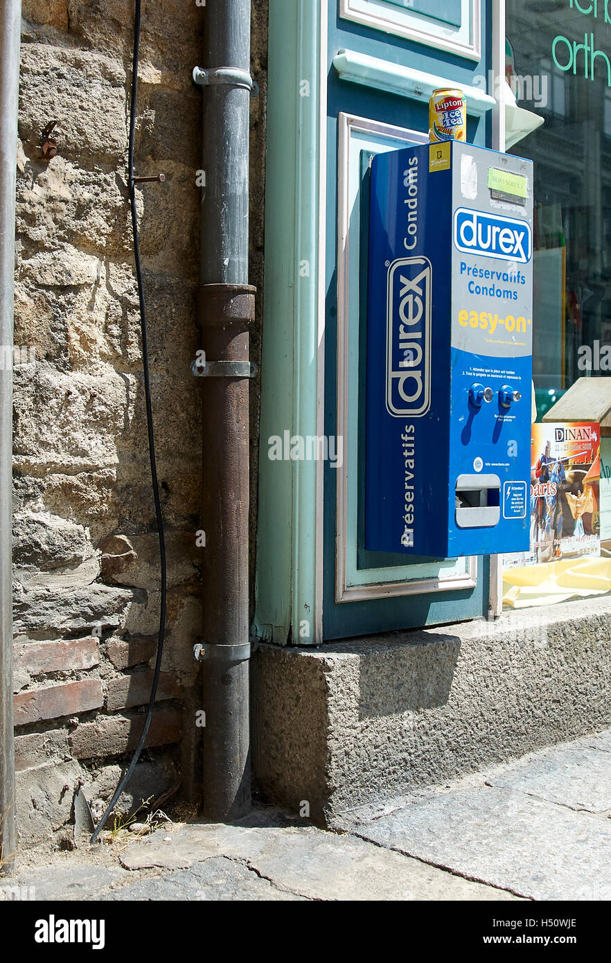 Un durex distributore automatico su un al di fuori di un negozio a Dinan Francia. Un durex distributore automatico su un al di fuori di un negozio a Dinan Francia. Foto Stock