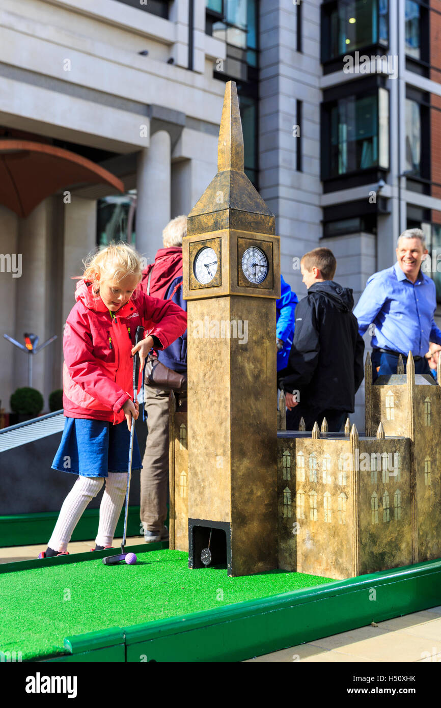 Paternoster Square, City di Londra, UK, 18 ott 2016. I lavoratori della città e i visitatori godere di un round di golf folle su Paternoster square vicino alla Cattedrale di St Paul nella City di Londra. L'evento è gratuito per tutti per giocare e rimane a Paternoster square dal 18 Ott al XXI PTOM con i concorsi e un play off cup. Il corso include una miniatura del Tower Bridge, London Eye e altri iconico buiildings Credito: Imageplotter News e sport/Alamy Live News Foto Stock