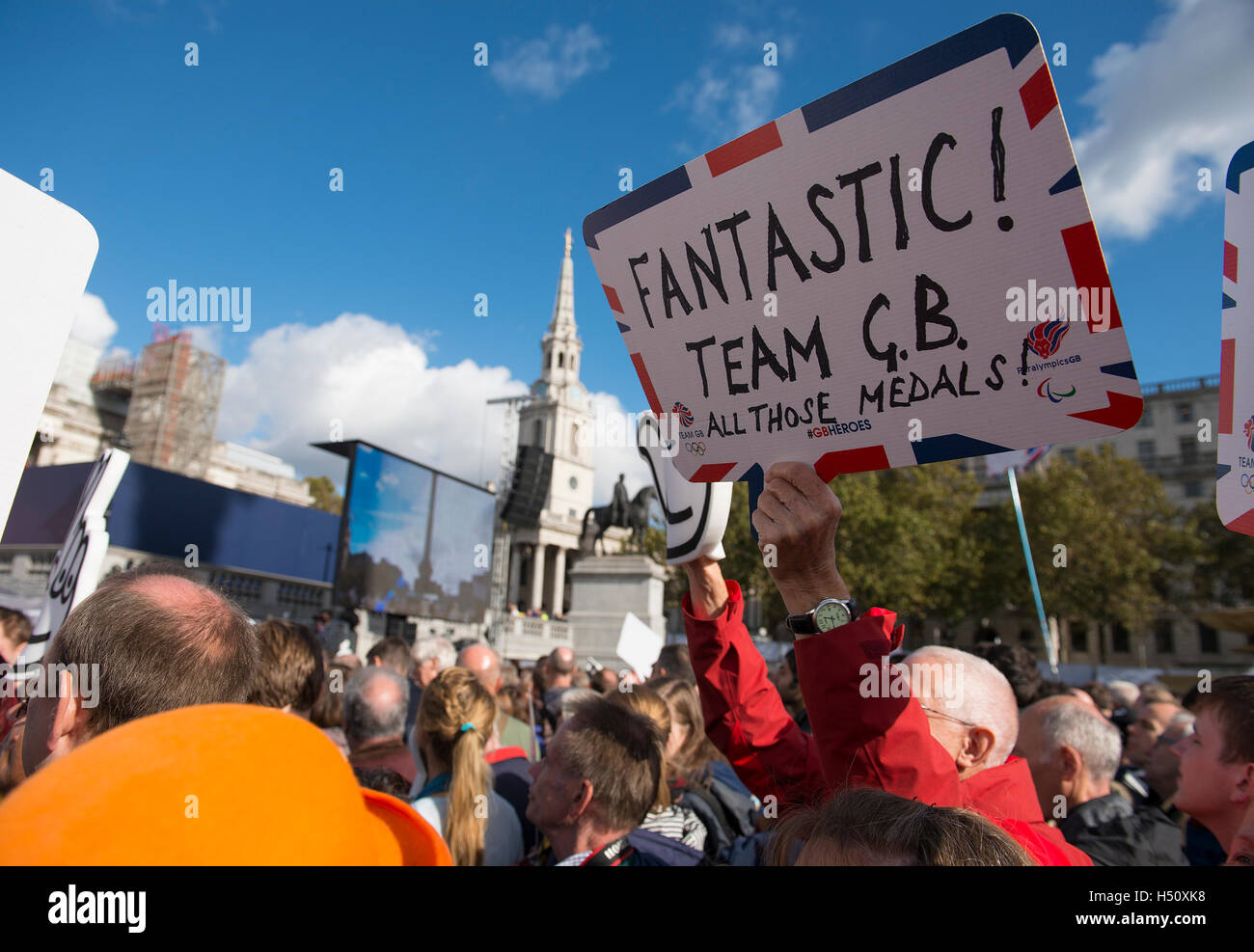 Trafalgar Square, Londra, Regno Unito. 18 ottobre, 2016. Team GB Rio Olimpici e Paralimpici atleti dato un eroe è il benvenuto nel cuore di Londra in un affollato Trafalgar Square. Credito: Malcolm Park editoriale/Alamy Live News. Foto Stock