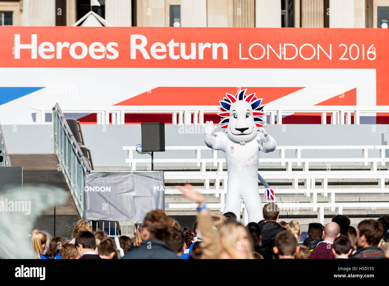 Londra, Regno Unito. Xviii oct, 2016. Il team di GB Olimpici e Paralimpici atleti si radunano in Trafalgar Square per un ritorno degli eroi cerimonia per commemorare i loro successi dopo un record di vincere la medaglia prestazioni durante il Rio2016 giochi. In piazza, a fianco di Sadiq Khan, sindaco di Londra sono stati migliaia di ben wishers, molti dei quali sono stati sventolando striscioni e bandiere. Credito: Stephen Chung/Alamy Live News Foto Stock