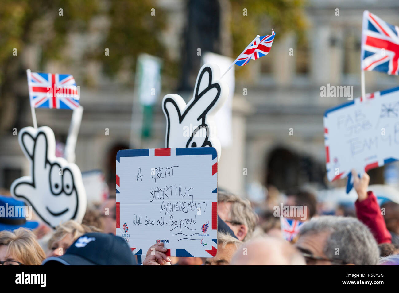 Londra, Regno Unito. Xviii oct, 2016. Il team di GB Olimpici e Paralimpici atleti si radunano in Trafalgar Square per un ritorno degli eroi cerimonia per commemorare i loro successi dopo un record di vincere la medaglia prestazioni durante il Rio2016 giochi. In piazza, a fianco di Sadiq Khan, sindaco di Londra sono stati migliaia di ben wishers, molti dei quali sono stati sventolando striscioni e bandiere. Credito: Stephen Chung/Alamy Live News Foto Stock