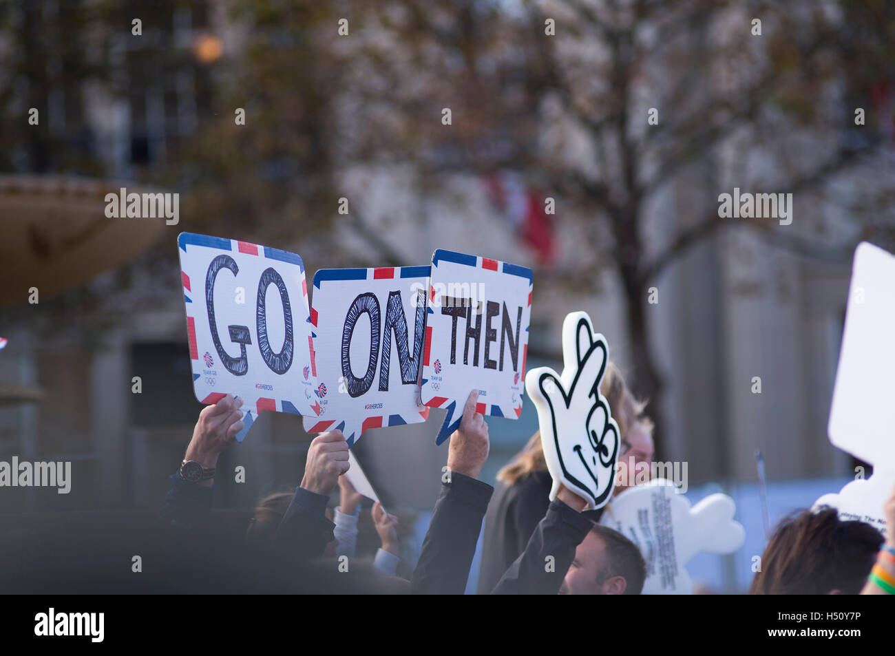 Trafalgar Square, Londra, Regno Unito. 18 ottobre, 2016. Team GB Rio Olimpici e Paralimpici atleti dato un eroe è il benvenuto nel cuore di Londra in un affollato Trafalgar Square. Credito: Malcolm Park editoriale/Alamy Live News. Foto Stock