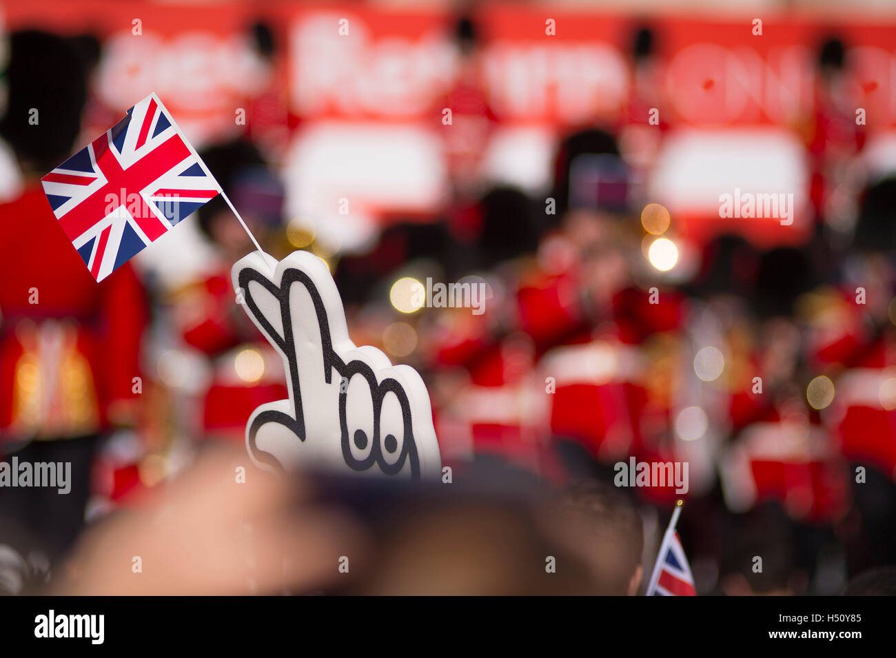 Trafalgar Square, Londra, Regno Unito. 18 ottobre, 2016. Team GB Rio Olimpici e Paralimpici atleti dato un eroe è il benvenuto nel cuore di Londra in un affollato Trafalgar Square. Credito: Malcolm Park editoriale/Alamy Live News. Foto Stock