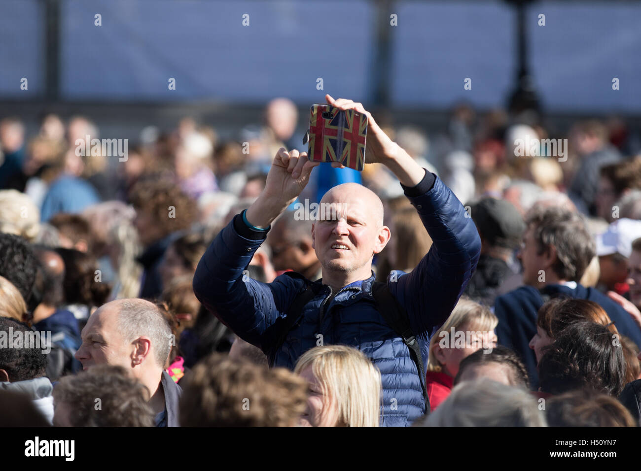 Londra, UK 18 Ottobre, 2016. Assemblare gli atleti durante le Olimpiadi e le Paraolimpiadi invernali di Team GB - Rio 2016 Victory Parade a Trafalgar Square, Londra, Regno Unito. Copyright Carol moiré/Alamy Live News. Foto Stock