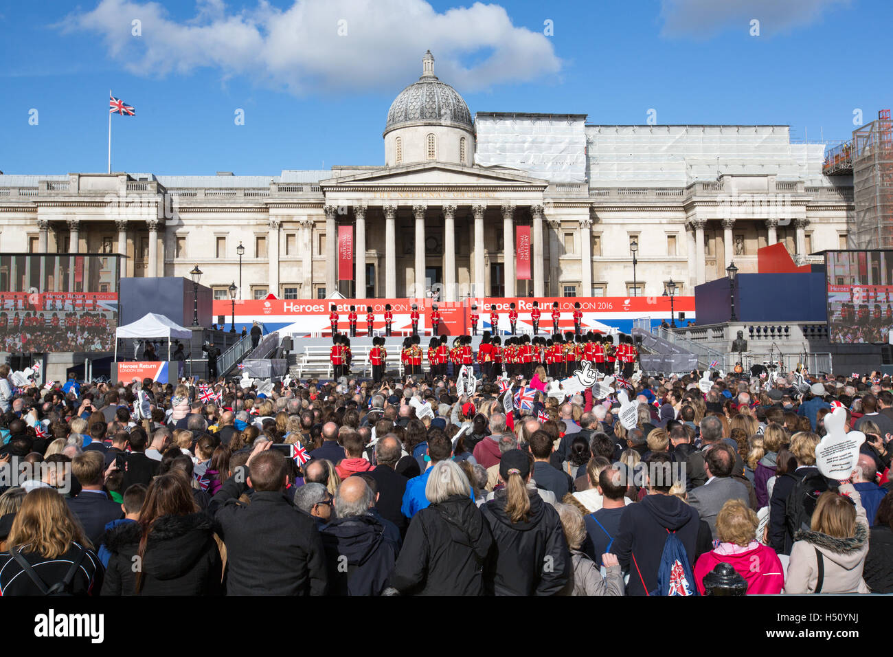 Londra, UK 18 Ottobre, 2016. Assemblare gli atleti durante le Olimpiadi e le Paraolimpiadi invernali di Team GB - Rio 2016 Victory Parade a Trafalgar Square, Londra, Regno Unito. Copyright Carol moiré/Alamy Live News. Foto Stock