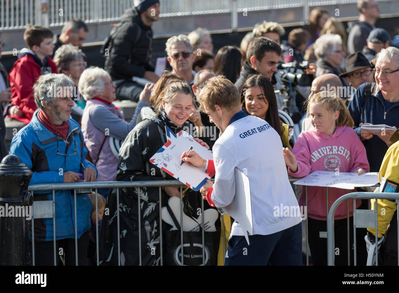 Londra, UK 18 Ottobre, 2016. Assemblare gli atleti durante le Olimpiadi e le Paraolimpiadi invernali di Team GB - Rio 2016 Victory Parade a Trafalgar Square, Londra, Regno Unito. Copyright Carol moiré/Alamy Live News. Foto Stock