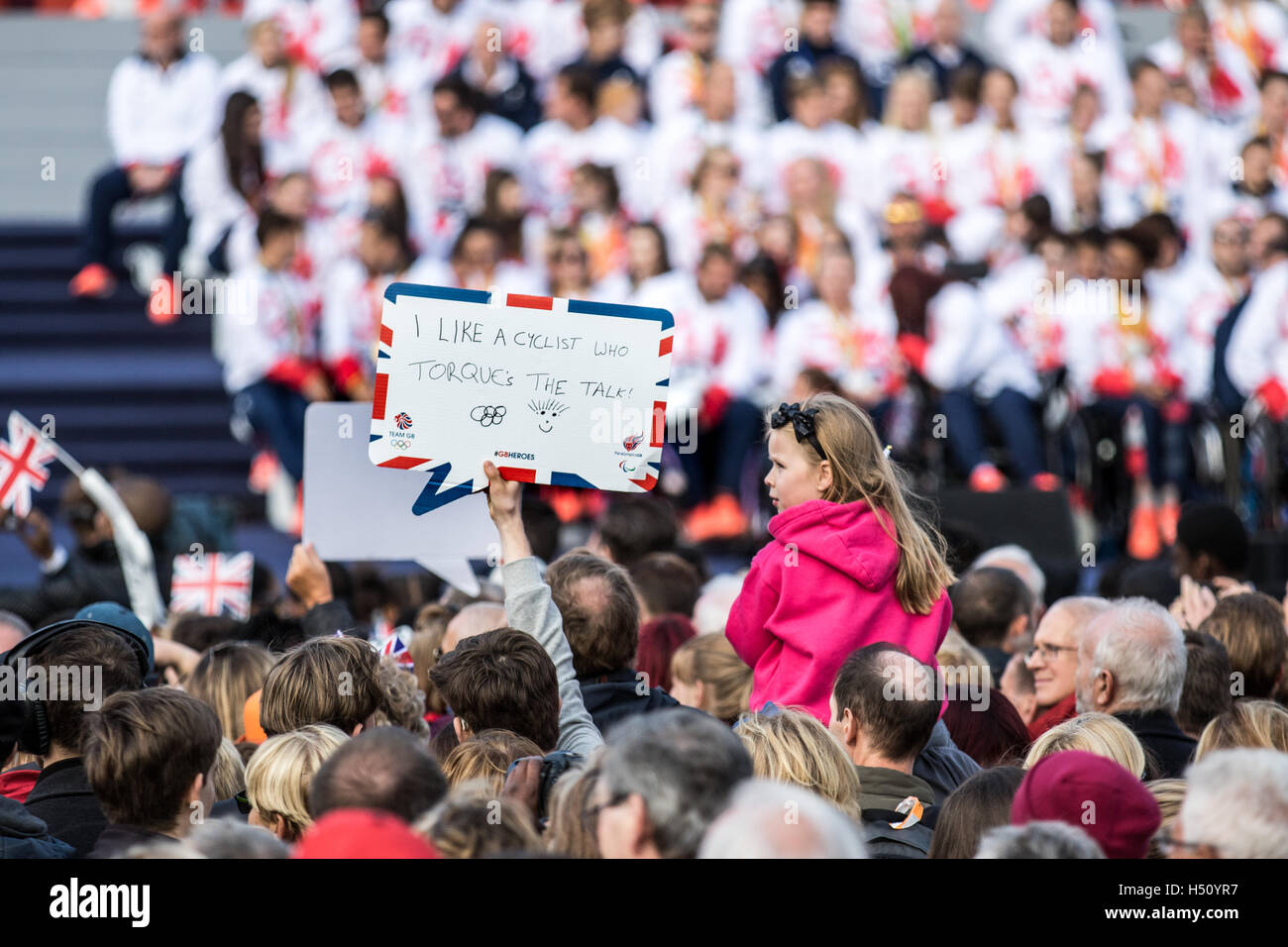 Londra, UK 18 Ottobre, 2016. Assemblare gli atleti durante le Olimpiadi e le Paraolimpiadi invernali di Team GB - Rio 2016 Victory Parade a Trafalgar Square, Londra, Regno Unito. Copyright Carol moiré/Alamy Live News. Foto Stock