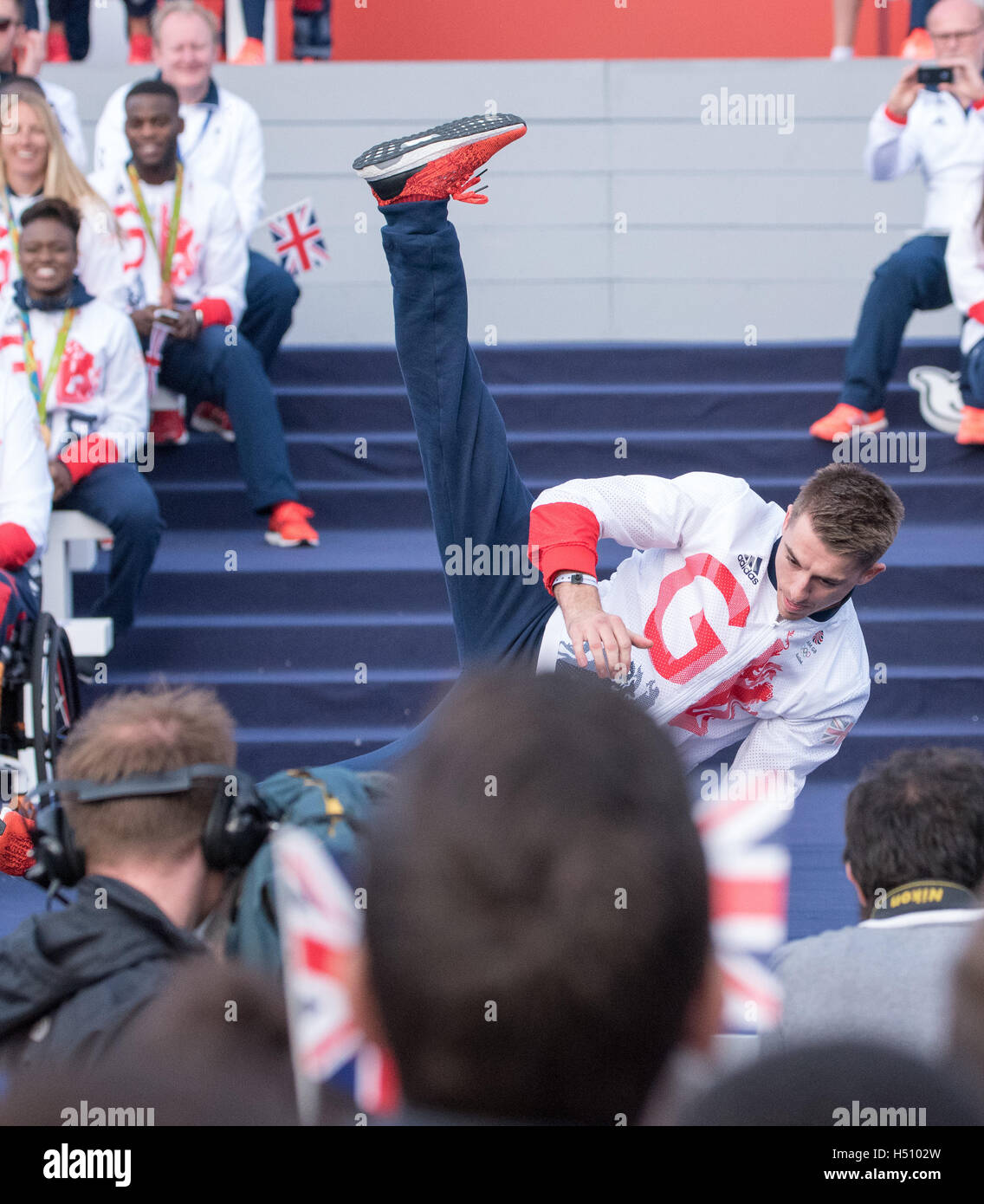 Londra, 18 ottobre 2016, Max Whitlock, ginnasta, dà una dimostrazione presso il team GB e Paralimpiadi team GB Londra homecoming Credito: Ian Davidson/Alamy Live News Foto Stock