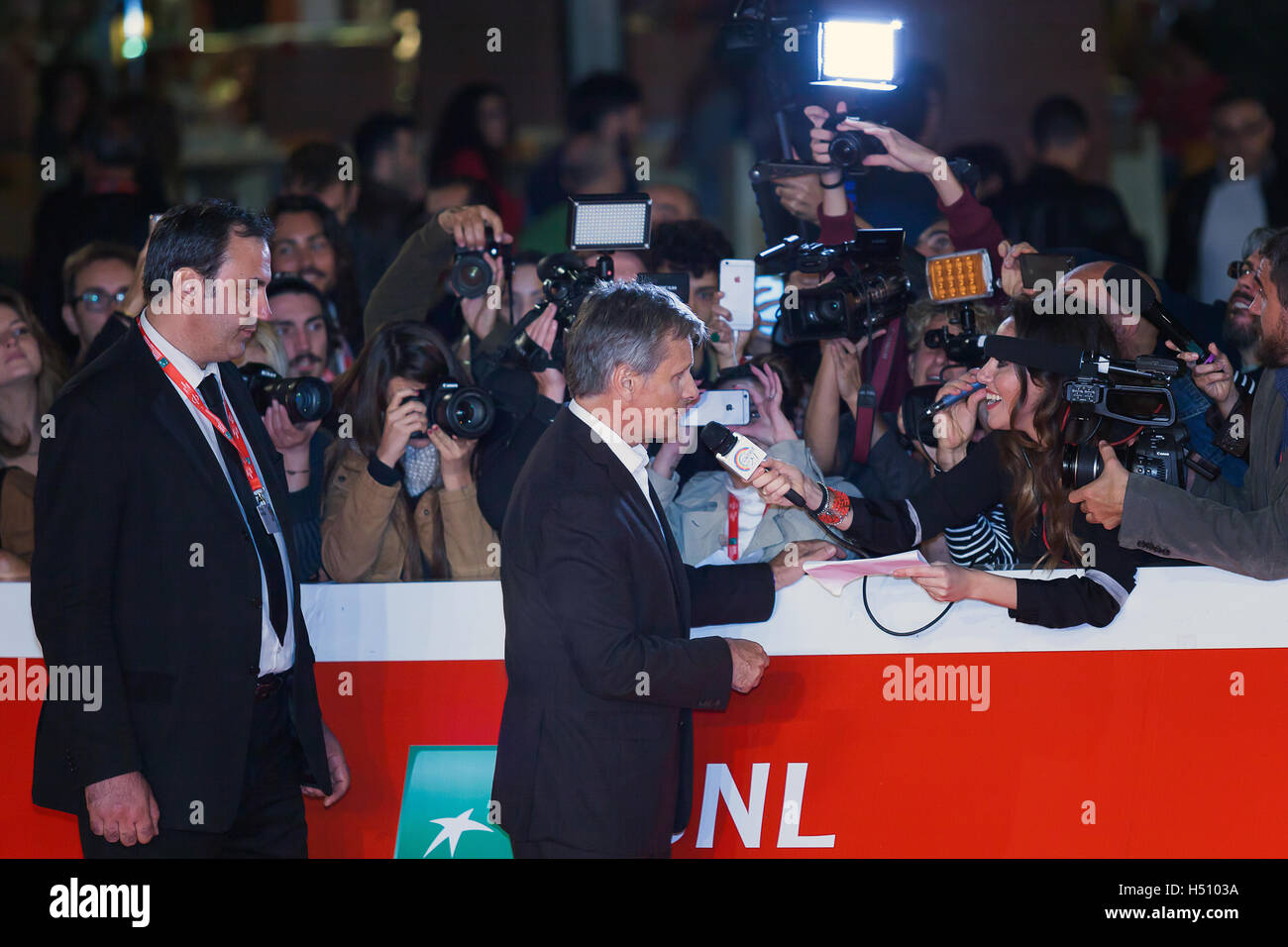 Roma, Italia. 17 ottobre, 2016. Viggo Mortensen rilascia intervista con reporter sul tappeto rosso per 'capitano' fantastico durante il XI Festival di Roma presso l Auditorium Parco della Musica. Credito: Gennaro Leonardi/Alamy Live News Foto Stock