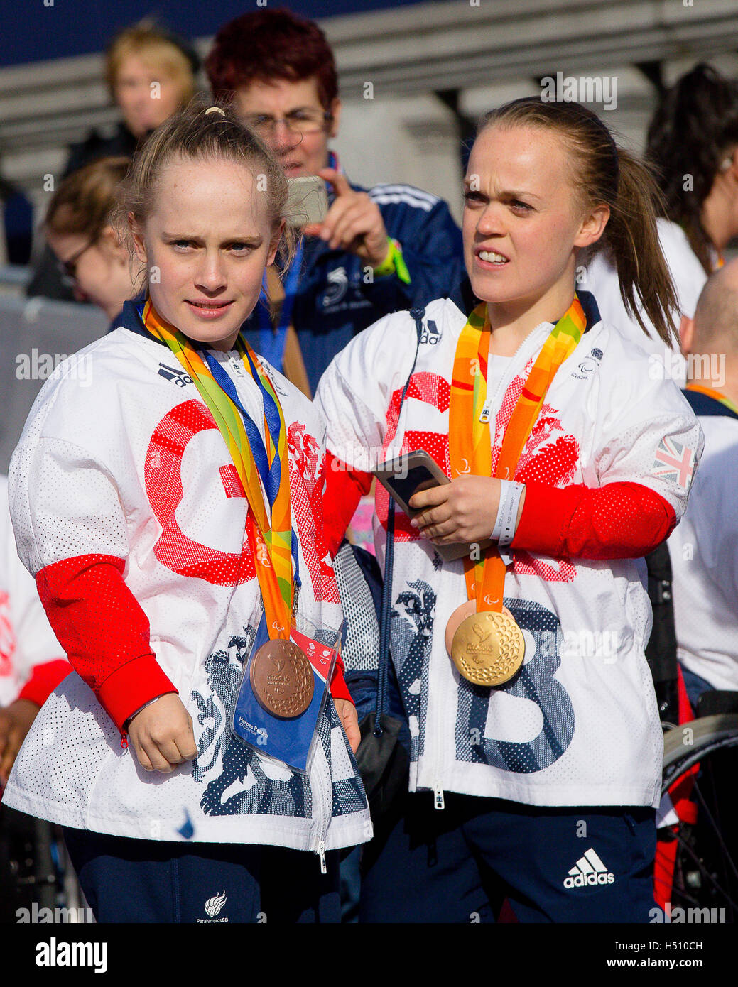 Londra REGNO UNITO 18 ottobre 2016 Olympic Team GB e paralimpici GB Godetevi il ritorno degli eroi evento in Trafalgar Square Credit: David Betteridge/Alamy Live News Foto Stock
