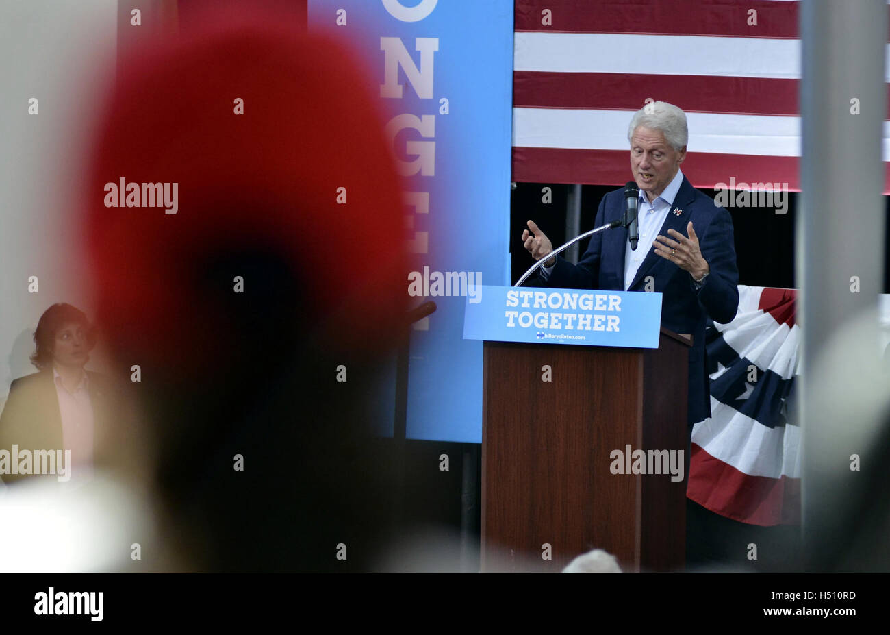 Blue Bell, Pennsyvlnia, STATI UNITI D'AMERICA. Xviii oct, 2016. L'ex Presidente Bill Clinton rally per Hillary Clinton a Montgomery County Community College, in Blue Bell, Pennsylvania, il 18 ottobre 2016. Credito: Bastiaan Slabbers/ZUMA filo/Alamy Live News Foto Stock