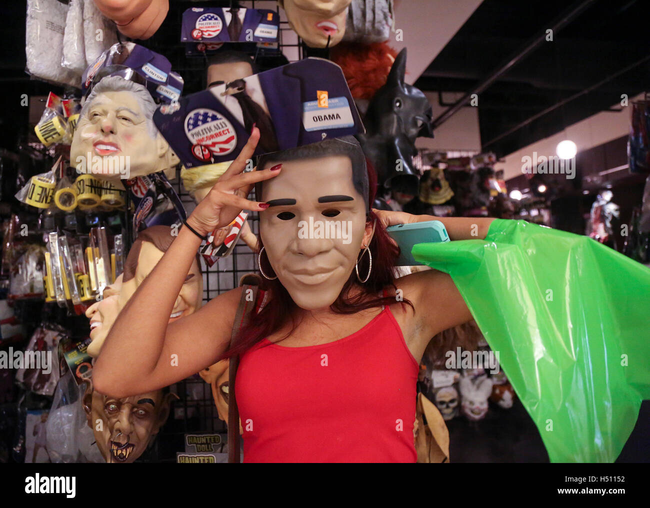 Florida, Stati Uniti d'America. Xviii oct, 2016. Tanairi Rivera (20 anni) di Loxahatchee cerca su un Presidente Obama maschera di Halloween Express nel Centro Commerciale a Wellington Green Martedì, 18 ottobre 2016. © Bruce R. Bennett/Palm Beach post/ZUMA filo/Alamy Live News Foto Stock