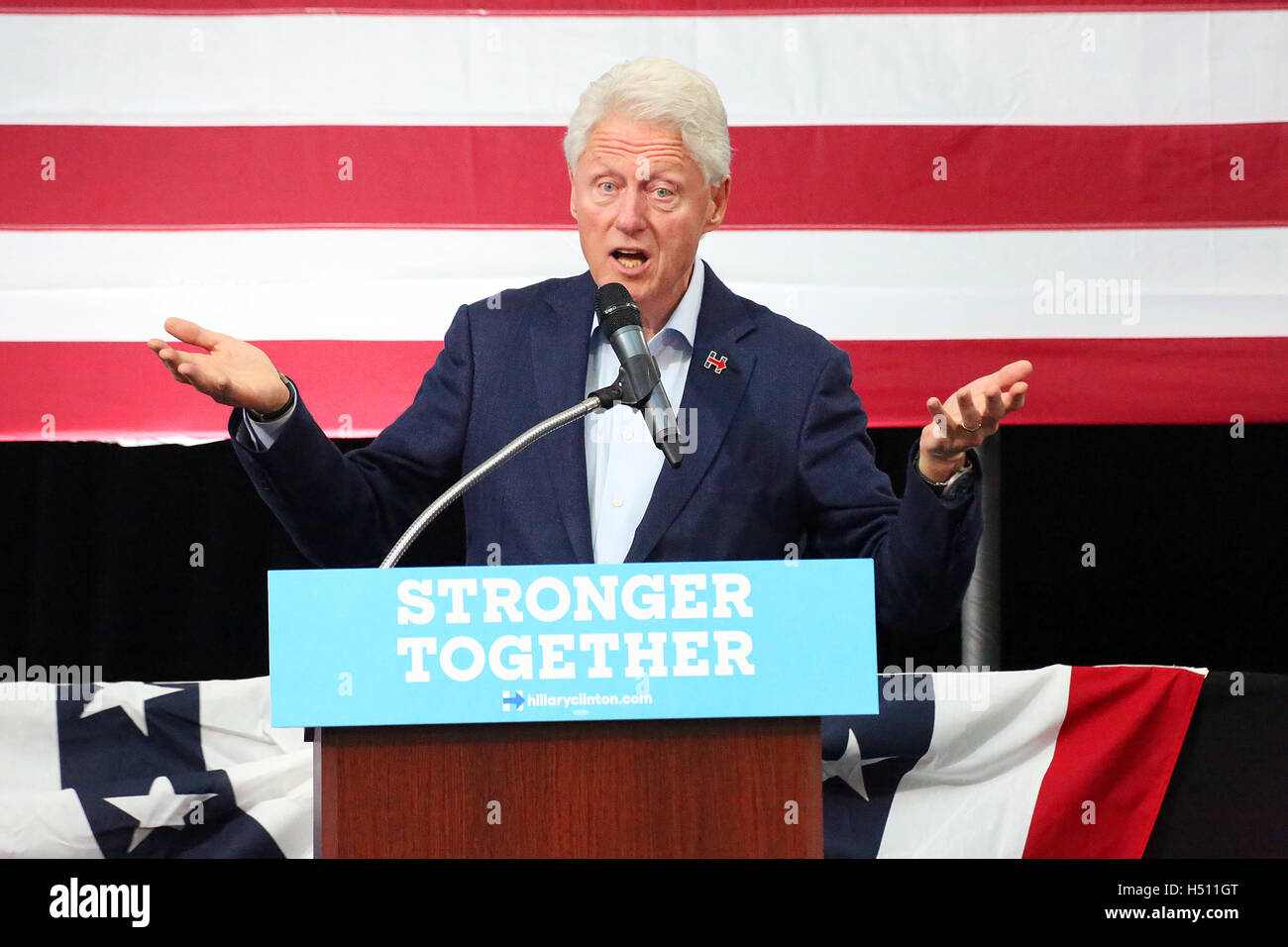 Blue Bell, PA, Stati Uniti d'America. Xviii oct, 2016. Il presidente Bill Clinton ha mostrato di sollecitare Pennsylvanians per fare un piano di votare per Hillary Clinton il 8 novembre e a sostenere la sua agenda per costruire un economia che funziona per tutti, non solo per quelli nella parte superiore, e la sua visione di un' America che è più forte insieme a Park House Hall Atrium-Montgomery County Community College in Blue Bell, PA, il 18 ottobre 2016 Credit: Star Shooter/media/punzone Alamy Live News Foto Stock