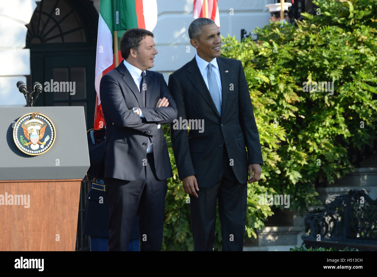 Washington, Distretto di Columbia, Stati Uniti d'America. Xviii oct, 2016. Ottobre 18, 2016 - La Casa Bianca a Washington DC.Il Presidente Barack Obama e la First Lady Michelle Benvenuti Il Primo Ministro Matteo Renzi di Italia e sua moglie la signora Agnese Landini alla Casa Bianca per un ufficiale cerimonia di Arrivo e visita. Obama e Renzi parlare durante la cerimonia. foto da: - ImageCatcher News Credito: Christy Bowe/Globe foto/ZUMA filo/Alamy Live News Foto Stock