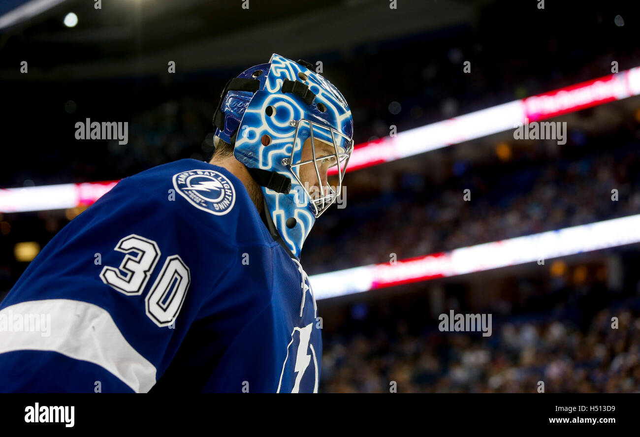 Tampa, Florida, Stati Uniti d'America. Xviii oct, 2016. DIRK SHADD | Orari.Tampa Bay Lightning goalie Ben Vescovo (30) durante la sosta in gioco durante il secondo periodo di azione a Amalie Arena a Tampa martedì sera (10/18/16) Credito: Dirk Shadd/Tampa Bay volte/ZUMA filo/Alamy Live News Foto Stock