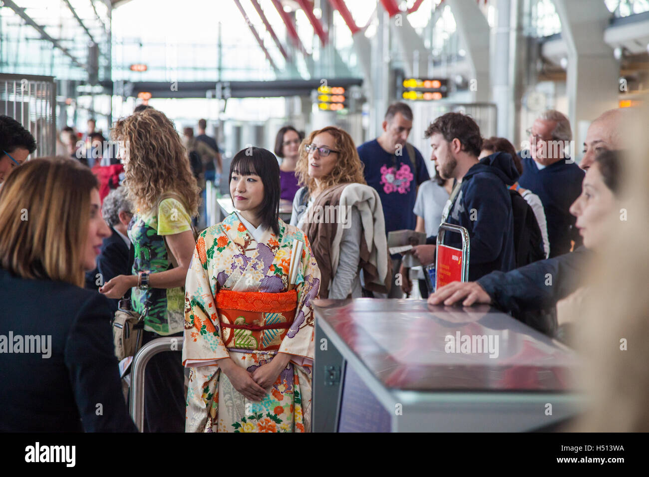 Ragazza giapponese vestita in kimono tradizionale accogliente passeggeri e media di salire a bordo del primo diretta inaugurale Iberia volo fra Spagna e Giappone (IB6801 Madrid Barajas a Tokyo Narita il 18 ottobre 2016) Foto Stock