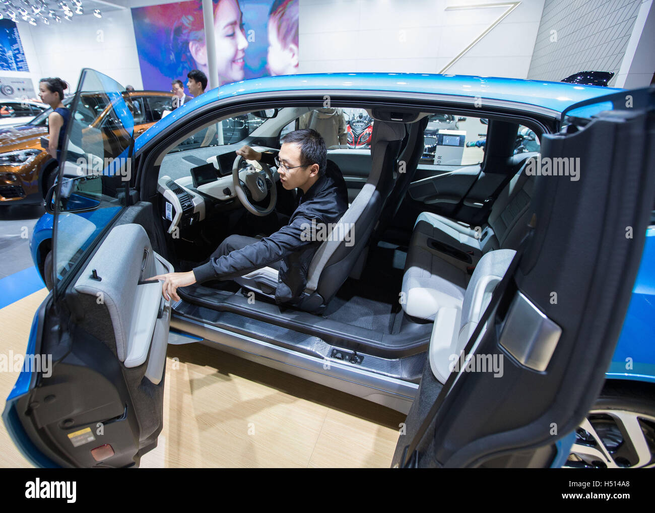 Nanjing, cinese della provincia di Jiangsu. Il 30 settembre, 2016. Un visitatore cerca un automobile in corrispondenza di una vettura mostra tenutasi in Nanjing, a est della capitale cinese della provincia di Jiangsu, Sett. 30, 2016. La Cina del prodotto interno lordo è cresciuto del 6,7 per cento anno su anno nel terzo trimestre del 2016, stabile a partire dal secondo trimestre, l'Ufficio nazionale di statistica ha detto Mercoledì. © Su Yang/Xinhua/Alamy Live News Foto Stock