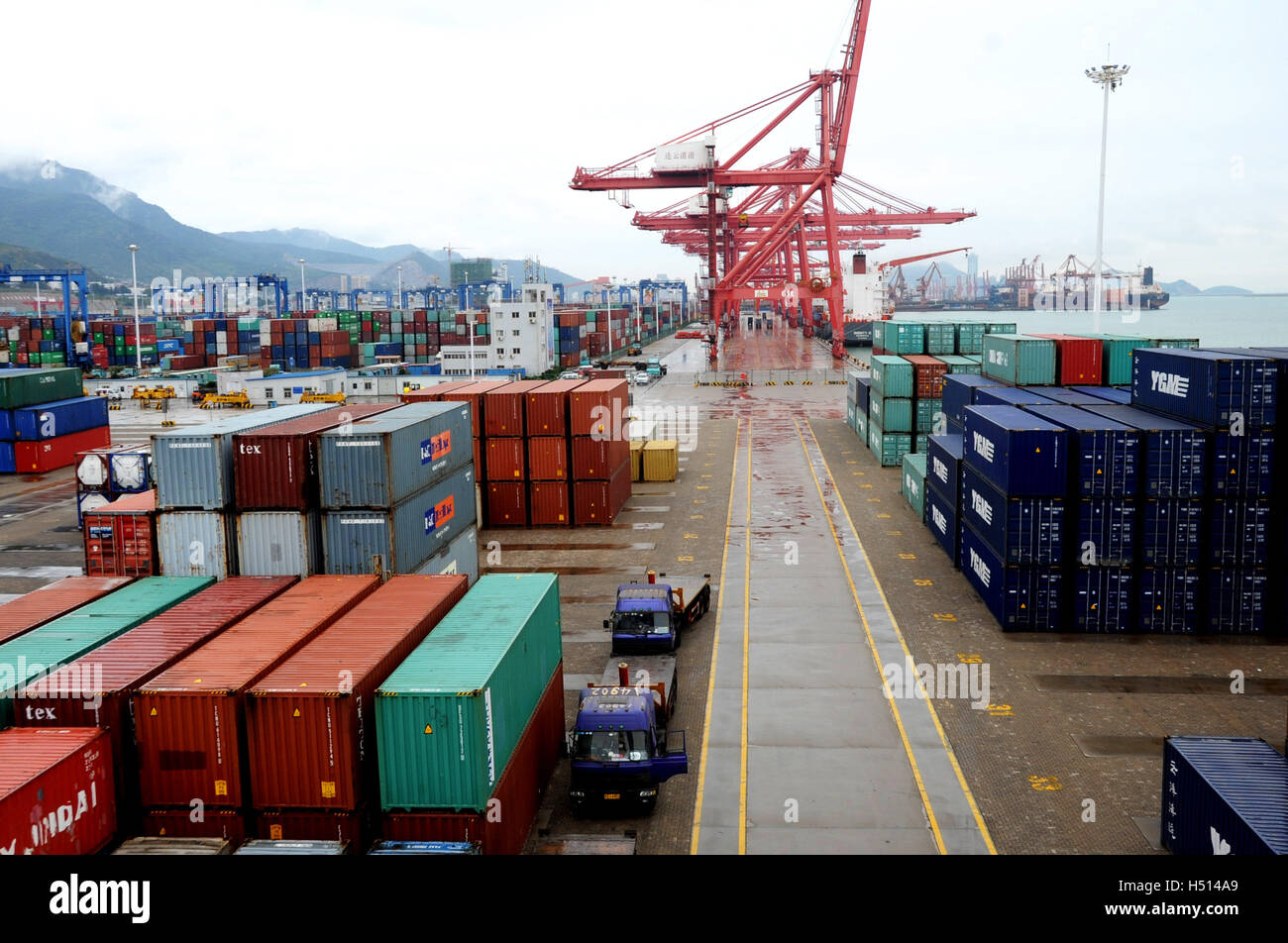 Lianyungang. 1 Ott 2016. Foto scattata il 1 ottobre, 2016 mostra un terminale per container in Lianyungang, est cinese della provincia di Jiangsu. La Cina del prodotto interno lordo è cresciuto del 6,7 per cento anno su anno nel terzo trimestre del 2016, stabile a partire dal secondo trimestre, l'Ufficio nazionale di statistica ha detto Mercoledì. © Wang Chun/Xinhua/Alamy Live News Foto Stock