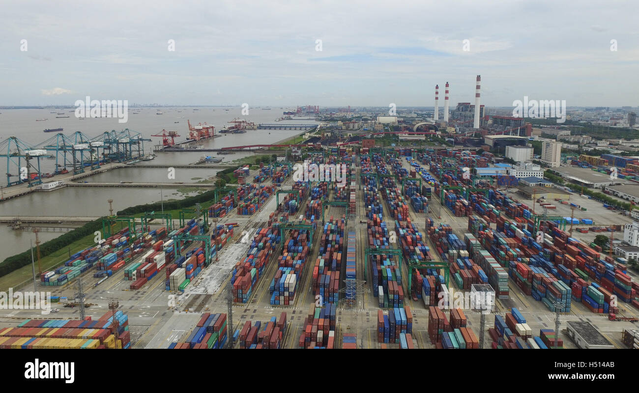 (161019) -- Shanghai, Ott. 19, 2016 (Xinhua) -- Foto scattata il 7 settembre 21, 2016 mostra un terminale per container a Shanghai Zona di libero commercio, est della Cina. La Cina del prodotto interno lordo è cresciuto del 6,7 per cento anno su anno nel terzo trimestre del 2016, stabile a partire dal secondo trimestre, l'Ufficio nazionale di statistica ha detto Mercoledì. (Xinhua/Ding Ting) (wx) Foto Stock