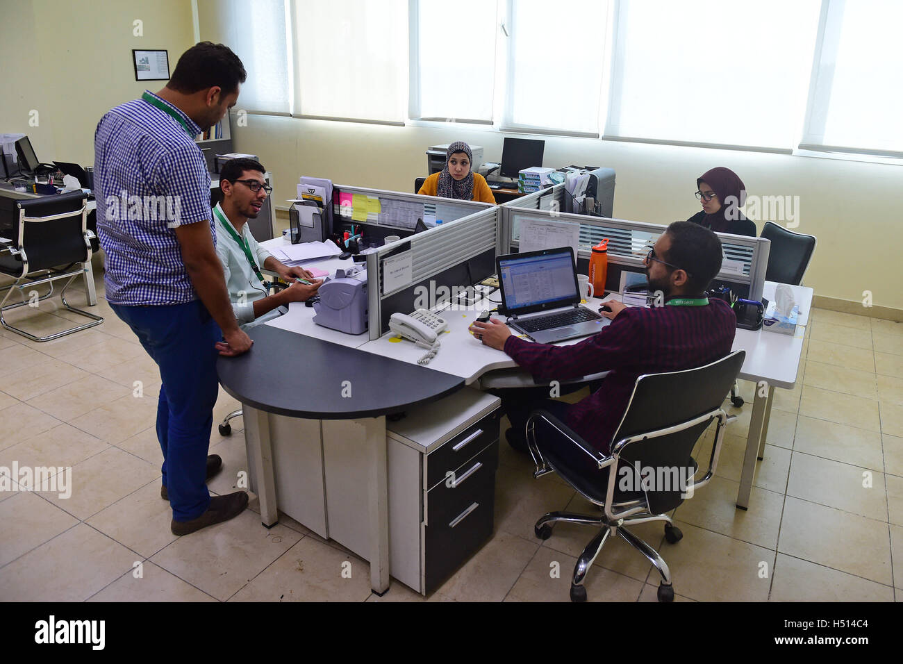 (161019) -- AIN SOKHNA, Ottobre 19, 2016 (Xinhua) -- il personale egiziano lavorare in ufficio in Egitto TEDA società di investimento nel China-Egypt Suez la cooperazione economica e commerciale zona (zona SETC) in Ain Sukhna, Egitto su 16 Ottobre 2016. Fondata nel 2009, la zona SETC, con un'area iniziale di 1,34 km quadrati, ha attratto finora 65 imprese e investimenti per più di 1 miliardi di dollari mentre offre migliaia di posti di lavoro per la popolazione locale. Un altro progetto di espansione di 6 km quadrati è in costruzione. (Xinhua/Zhao Dingzhe)(yy) Foto Stock
