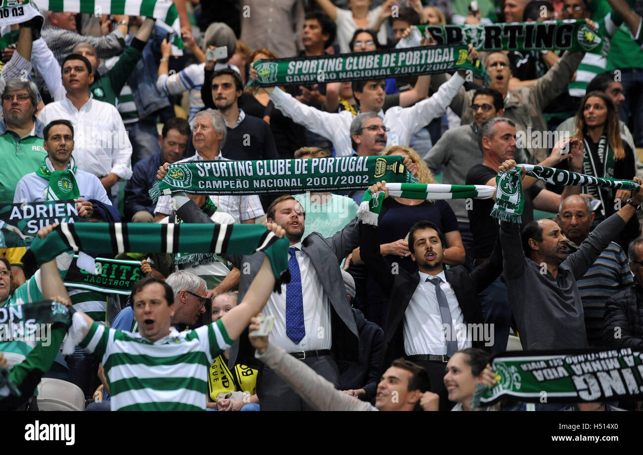 Sporting lisbon fans immagini e fotografie stock ad alta risoluzione - Alamy