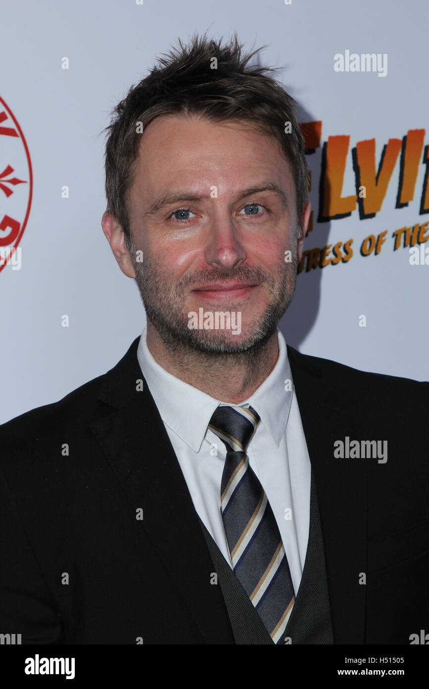 Hollywood, CA. Xviii oct, 2016. Chris Hardwick assiste la parte del lancio per Cassandra Peterson è di nuovo libro "Elvira, padrona del buio' all'Hollywood Roosevelt Hotel il 18 ottobre 2016 in Hollywood, la California. ( Credito: Parisa Afsahi/Media Punch)./Alamy Live News Foto Stock