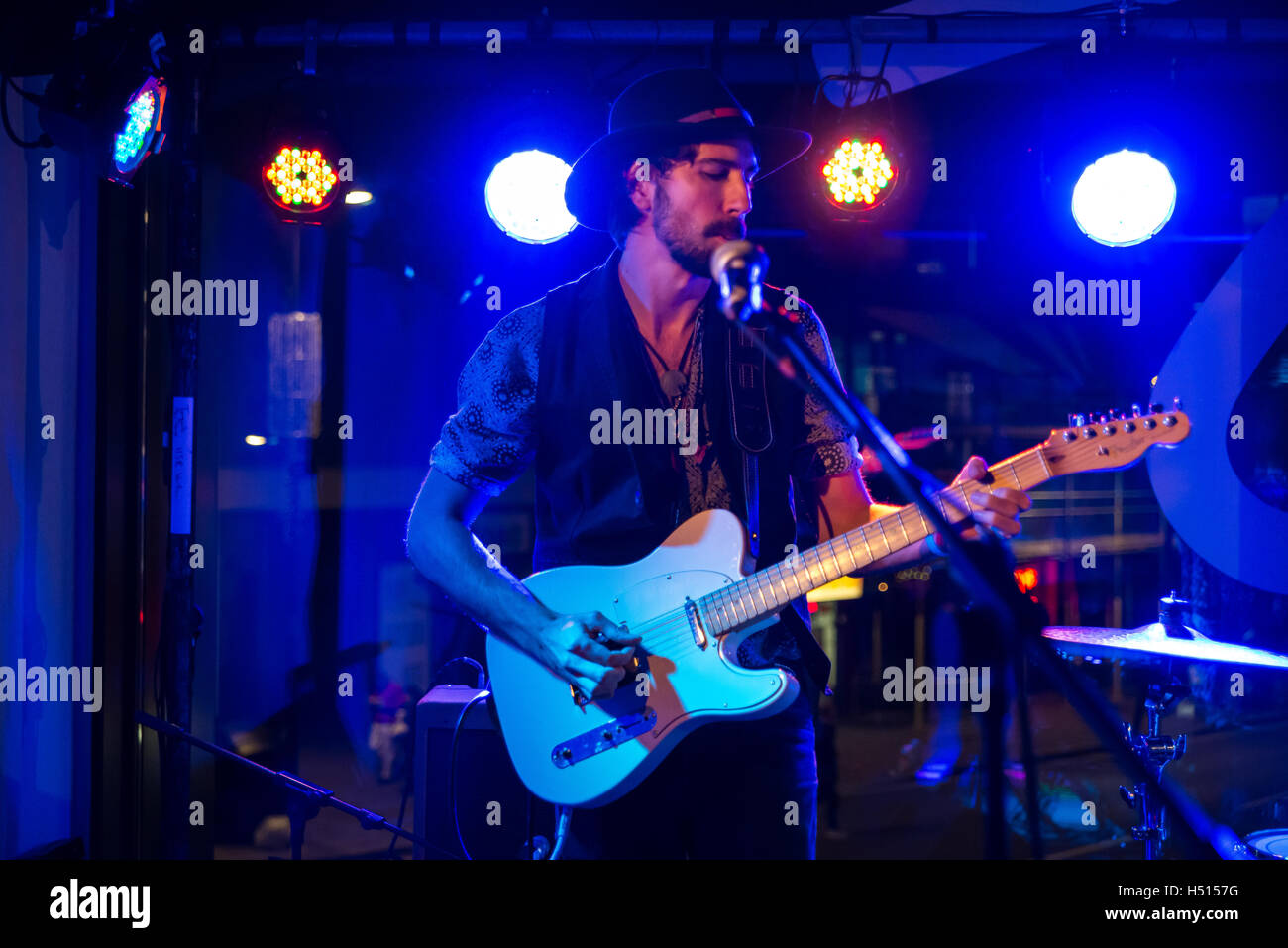 Londra, UK, 18 ottobre 2016. British indie rock band Bang Bang Romeo eseguire a Londra il Roundhouse per Music Venue Trust presenta rimonta. L'evento supporta il lancio di un nuovo servizio su tutto il territorio nazionale dal luogo in cui ascoltare musica di fiducia che sarà direttamente stop music venue chiusure. Credito: Alberto Pezzali/Alamy Live news Foto Stock