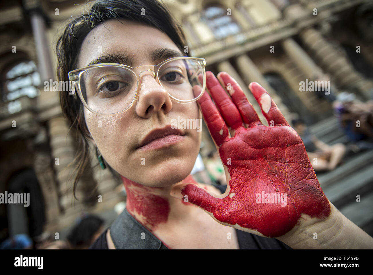 Sao Paulo, Sao Paulo, Brasile. Xix oct, 2016. Le donne prendono parte a una manifestazione di protesta in Brasile - dove i manifestanti ha tenuto un ora "Donne Sciopero dell'- il 19 ottobre 2016, per protestare contro la violenza contro le donne e in solidarietà per il brutale assassinio di una ragazza di 16 anni in Mar del Plata l uccisione, in cui l'alta scuola studente sarebbe stata violentata e impalato su un chiodo da trafficanti di droga è solo l ultimo episodio di terribile violenza di genere in Argentina, per protestare contro la brutalità contro le donne. Credito: Cris Faga/ZUMA filo/Alamy Live News Foto Stock