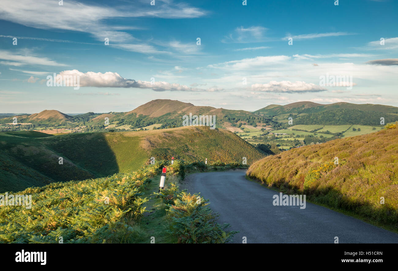 Svuotare strada asfaltata tra Scenic paesaggio montuoso Foto Stock