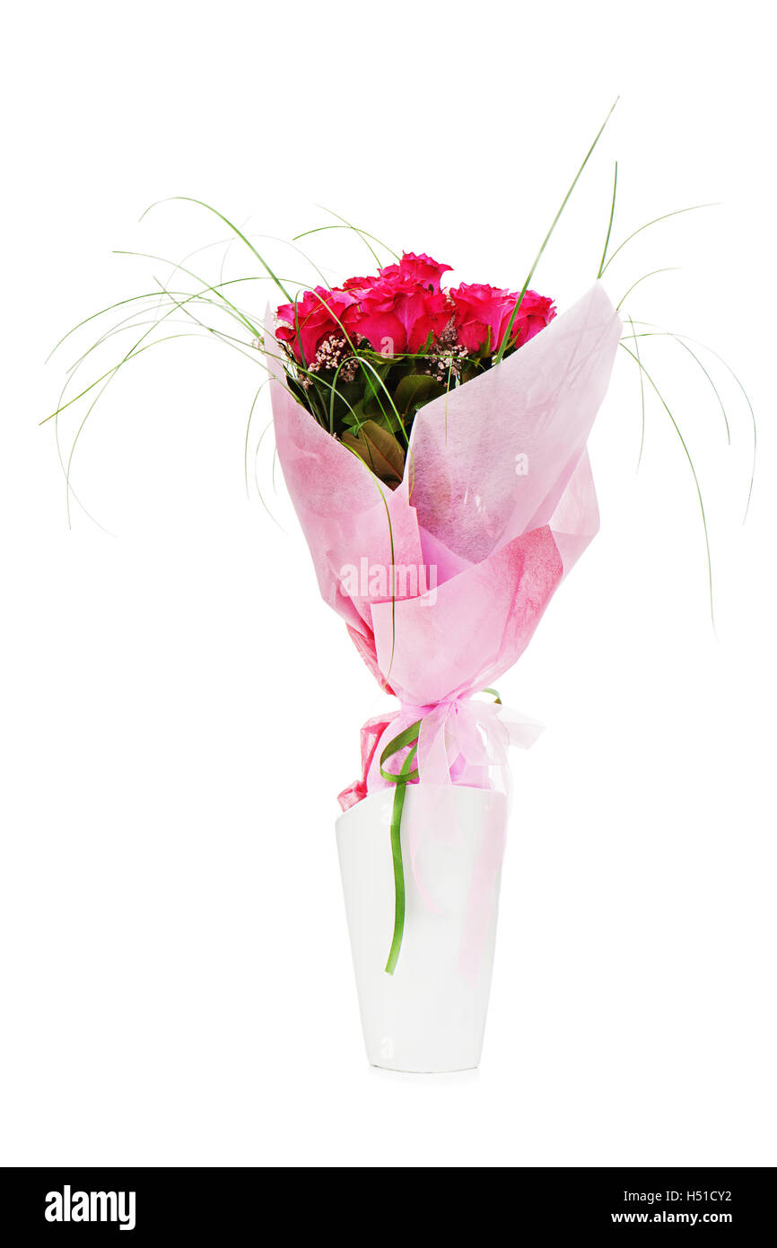 Fiore coloratissimo bouquet di rose rosse in vaso bianco isolato su sfondo bianco. Foto Stock