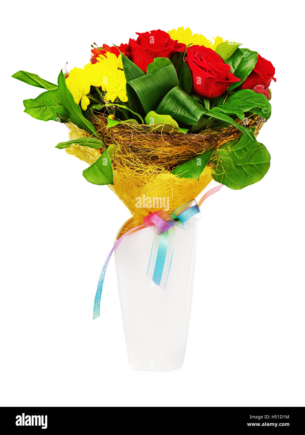 Colorate bouquet di fiori in vaso bianco isolato su sfondo bianco. Foto Stock